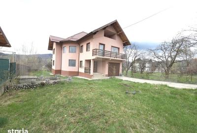 Casă cu 5 camere cu Teren 2500 Mp în Buciumeni