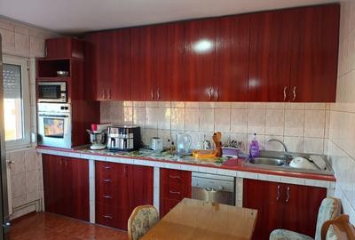 Apartament cu 4 camere decomandat în Exterior Vest