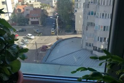 Apartament cu 3 camere decomandat în Capitol