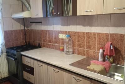 Apartament cu 3 camere semidecomandat în Craiovița Nouă