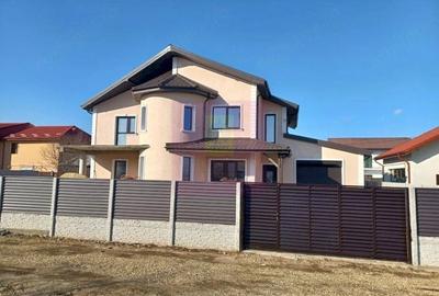 Casă cu 5 camere cu Teren 576 Mp în Săbăreni