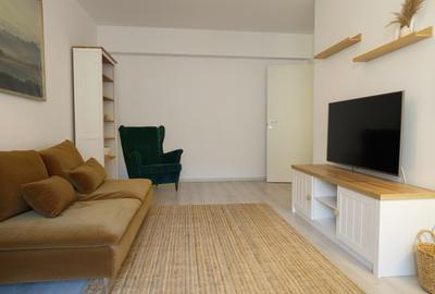 Apartament cu 3 camere decomandat, mobilat în Central