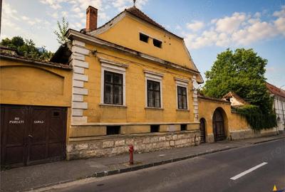 Casă cu 2 camere cu Teren 185 Mp în Centrul Istoric