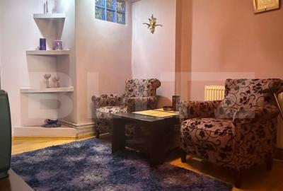 Apartament cu 3 camere semidecomandat, mobilat în Central