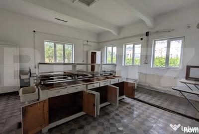 Casă cu 5 camere cu Teren 1216 Mp în Central - 1