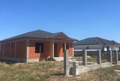 Casă cu 4 camere în Alparea