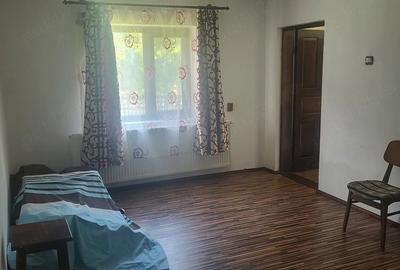 Apartament cu 2 camere decomandat în Pucioasa - 2