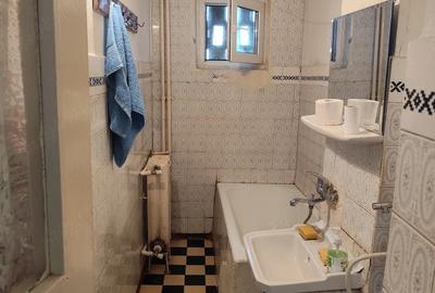 Apartament cu 3 camere decomandat în Km 4 - 4