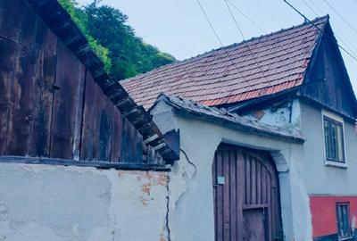 Casă cu 4 camere cu Teren 1000 Mp în Tilișca
