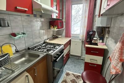 Apartament cu 4 camere semidecomandat în Micro 38