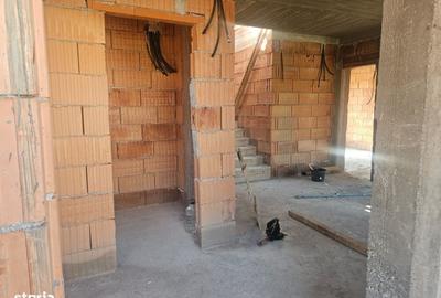 Casă cu 4 camere în Bradu