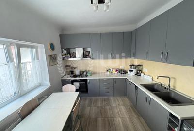 Apartament cu 4 camere decomandat, mobilat în Central