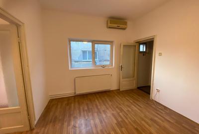 Apartament cu 3 camere semidecomandat în Moșilor