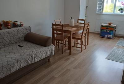 Apartament cu 3 camere decomandat în Roșu