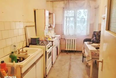 Apartament cu 3 camere decomandat în Republicii