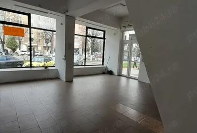 Spațiu comercial, de 80 mp, în Central - 4