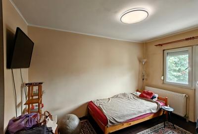 Apartament cu 3 camere semidecomandat, mobilat în Micro 16