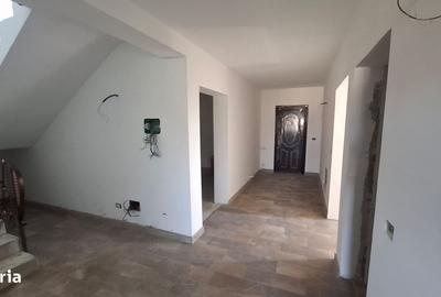 Casă cu 4 camere cu Teren 3960 Mp în Central - 3