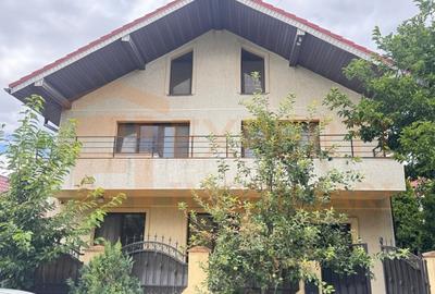 Casă individuală cu 3 camere cu Canalizare în Palas
