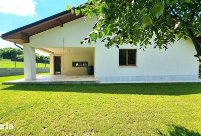 Casă cu 4 camere cu Teren 1000 Mp în Bârnova