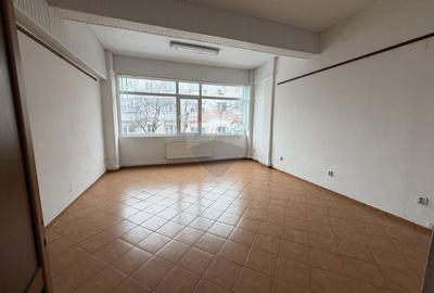 Spațiu comercial, de 1,200 mp, în Central - 9