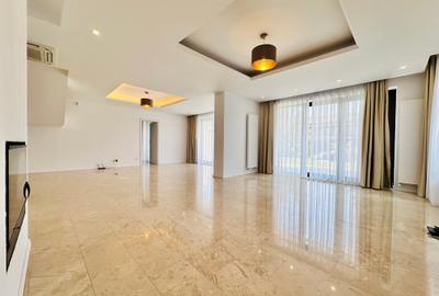 Duplex cu 9 camere cu Garaj în Central