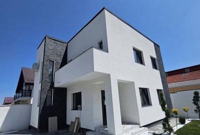 Casă cu 4 camere în Exterior Vest