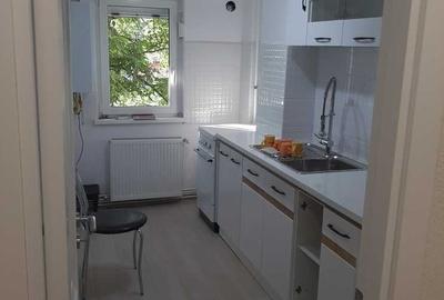 Apartament cu 4 camere decomandat în Vitrometan