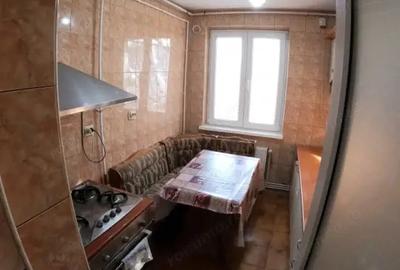 Apartament cu 3 camere semidecomandat, mobilat în Central