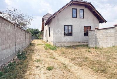 Casă cu 4 camere cu Teren 745 Mp în Central