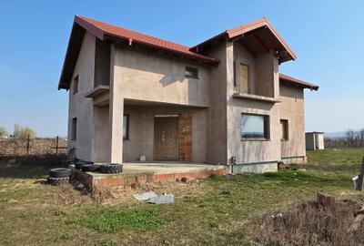 Casă cu 5 camere cu Teren 4165 Mp în Exterior Sud