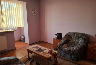 Apartament cu 3 camere semidecomandat în Grivița