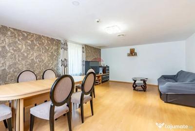 Casă cu 8 camere cu Teren 440 Mp în Central