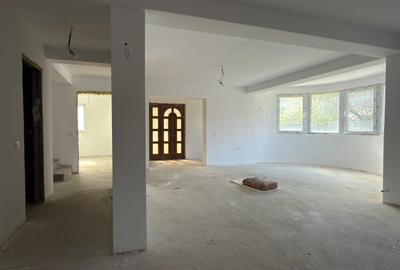Casă cu 4 camere în Central - 3