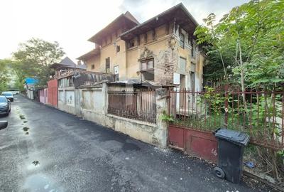 Casă cu 7 camere cu Teren 750 Mp în Central