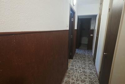 Apartament cu 3 camere decomandat în Tractorul - 3