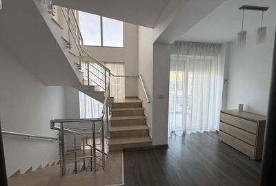 Casă cu 4 camere în Roșu