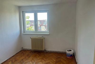 Apartament cu 3 camere nedecomandat în Micro 1