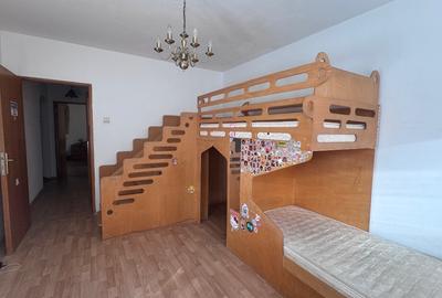 Apartament cu 4 camere semidecomandat în Drumul Taberei