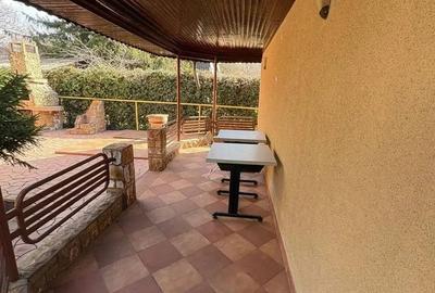 Casă cu 5 camere cu Teren 550 Mp în Central