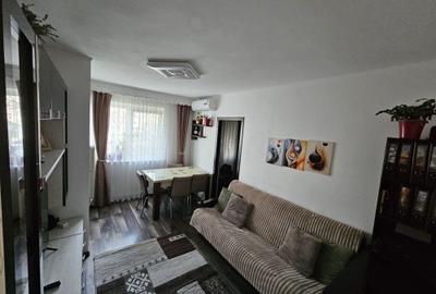Apartament cu 3 camere semidecomandat în Podu Roș