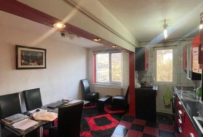 Apartament cu 3 camere semidecomandat, mobilat în Central