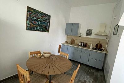 Apartament cu 2 camere decomandat, mobilat în Central