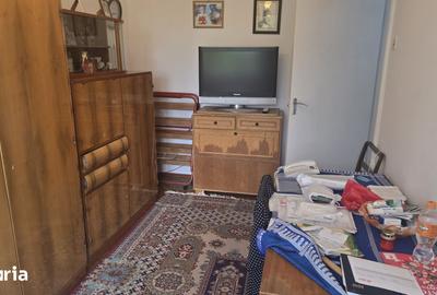 Apartament cu 3 camere semidecomandat în Gojdu
