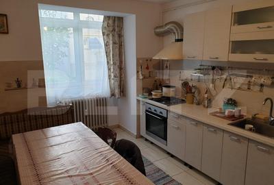 Apartament cu 4 camere semidecomandat, mobilat în Central