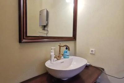 Casă cu 6 camere cu Canalizare în Central