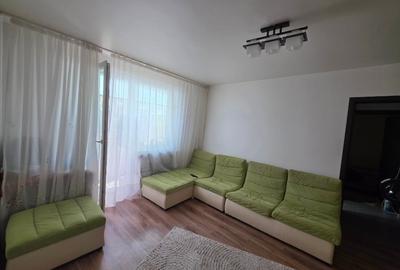 Apartament cu 3 camere semidecomandat, mobilat în Far