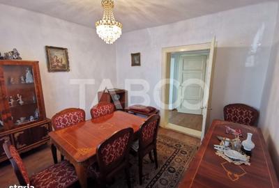 Casă cu 2 camere decomandat în Tineretului