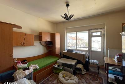 Apartament cu 4 camere semidecomandat în Victoriei