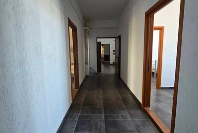 Spațiu comercial, de 1,000 mp, în Autogară - 32